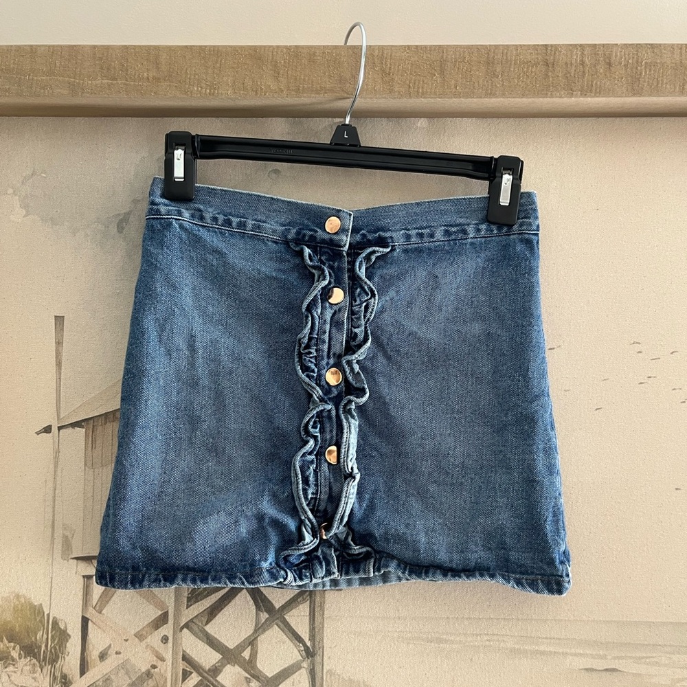 Tommy Bahama girls denim skirt. Adjustable waist. Size 10:12 (runs small)